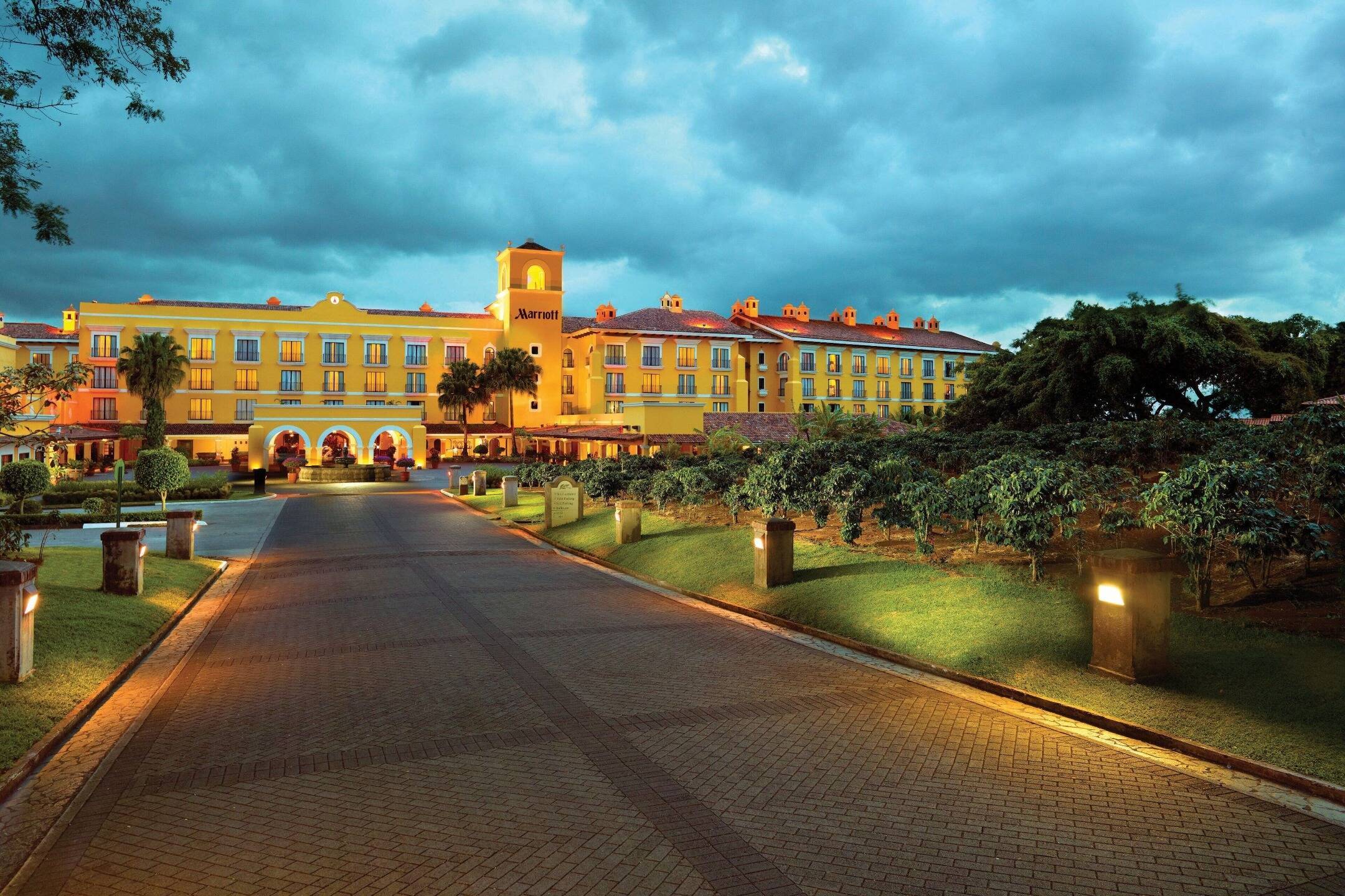 Fachada colonial del Costa Rica Marriott Hotel Hacienda Belén al atardecer