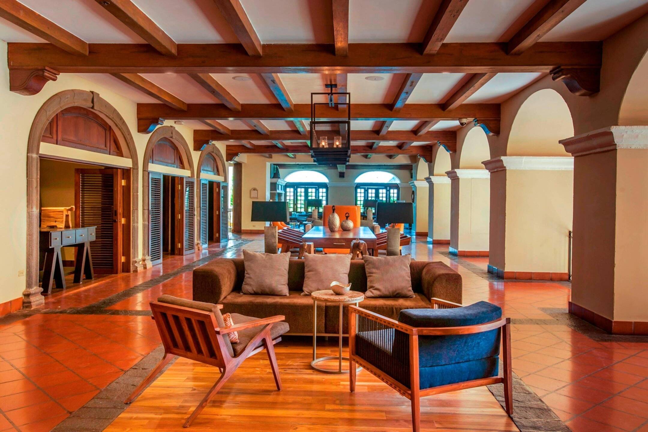 Lobby principal con arcadas coloniales y detalles en madera