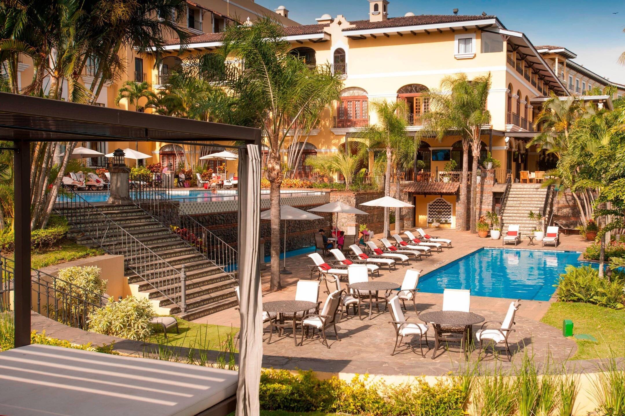 Piscinas y jardines tropicales del resort