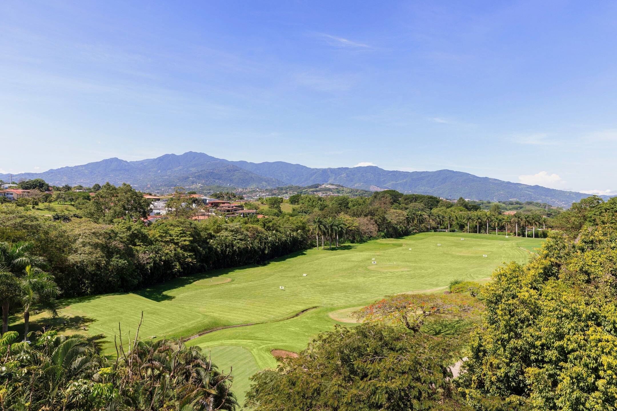 Vista panorámica al campo de golf y montañas del Valle Central