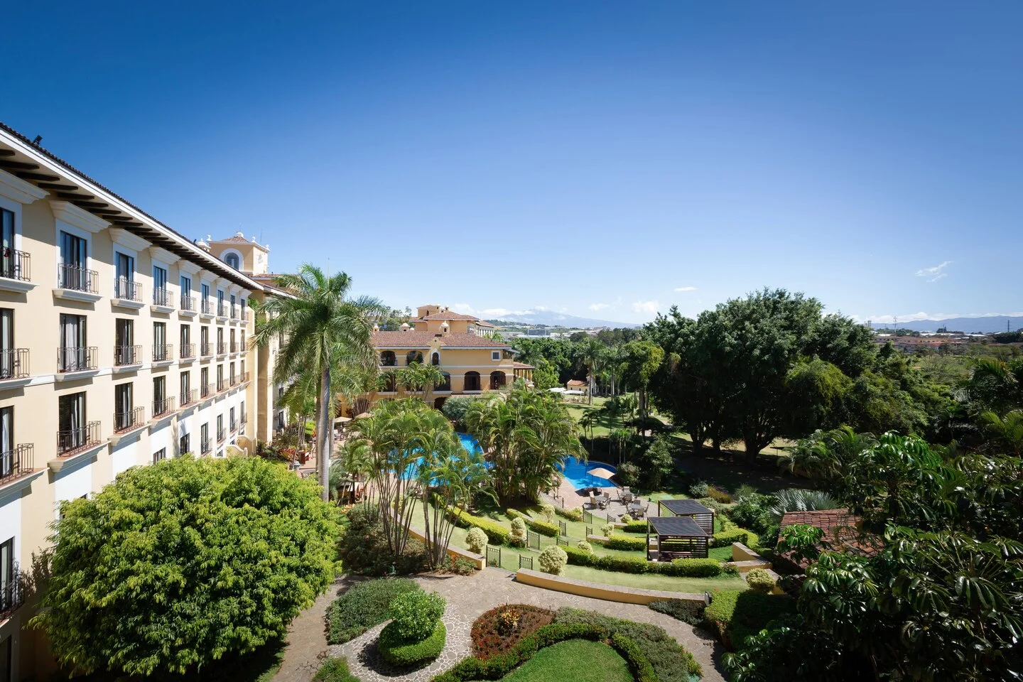 Jardines de café y senderos dentro de la hacienda